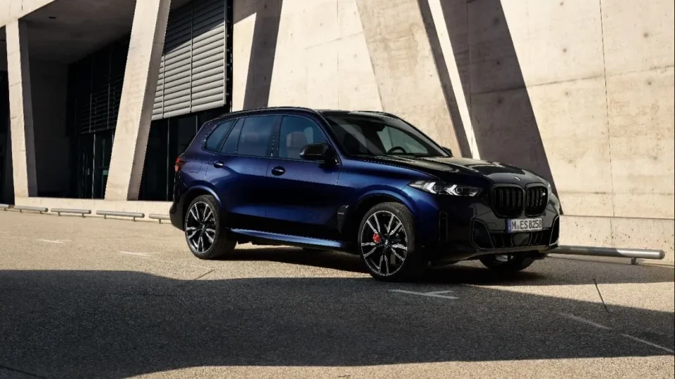 BMW v roce 2025 rostlo. Frčí emka, miníci i motork