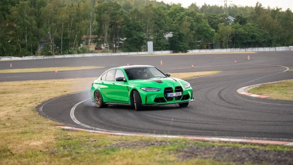 BMW v roce 2025 rostlo. Frčí emka, miníci i motork