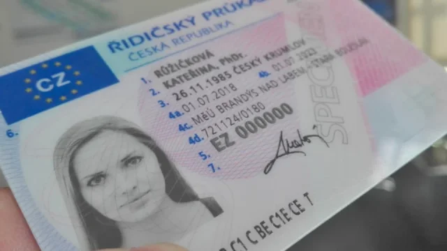 Pokud vám končí řidičák, mějte se na pozoru. Letos platí změny pro prvořidiče i seniory
