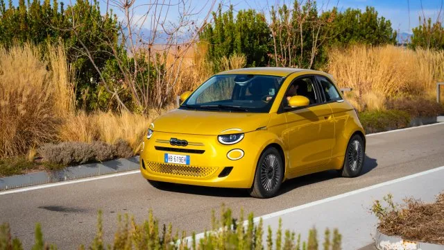 Konečně opravdu stylové auto za málo peněz. Nový Fiat 500 s benzinovým motorem stojí 409 tisíc Kč