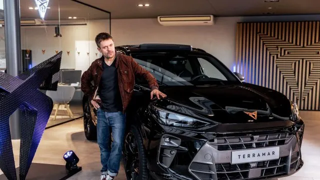 Známá tvář českého showbyznysu má nové sportovní auto. Tuhle značku byste možná nečekali