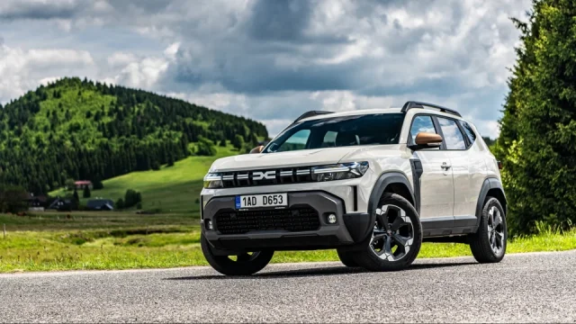 Čeští řidiči se dočkali. Dacia Duster a Bigster dostaly výkonnější motorizaci. Cena zůstala stejná