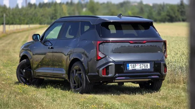 Škoda Karoq má nového konkurenta. Stojí o 100 tisíc méně, není z Číny a spoléhá na tradiční pohon