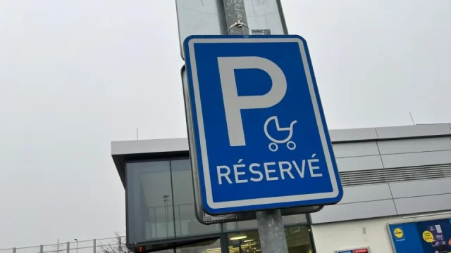 Řidiči tuto značku často chápou špatně. Děti v autě vám právo na parkování nedávají