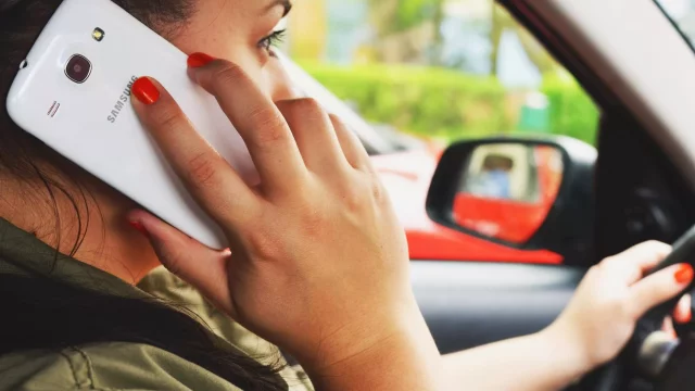 Pokuty za telefonování za jízdy narostly, v Německu až na 5000 Kč