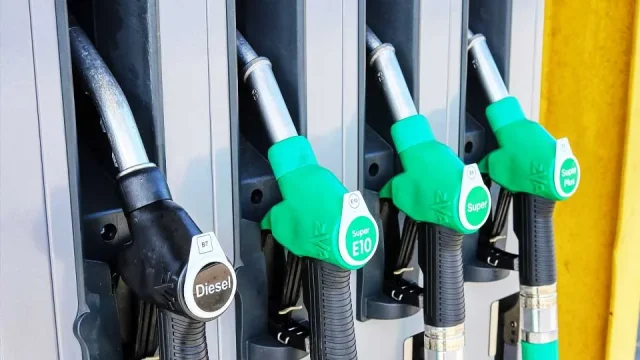 Levný benzin a nafta: Poláci šlápli do snížení cen, Babišova vláda to odmítá