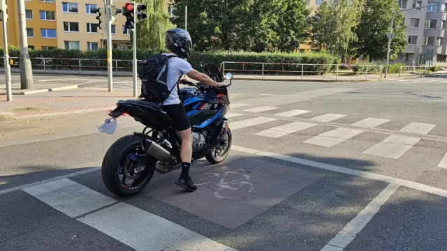 Motorkáři na semaforech téměř vždy porušují zákon. Neuvědomují si, že tím riskují vysoké pokuty