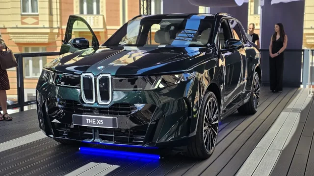 Nově můžete mít v interiéru pravý kámen. BMW X5 přichází s netradiční novinkou