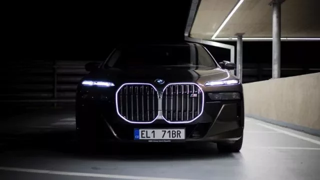BMW M760e xDrive šokuje, ale je to nejkrásnější limuzína současnosti!