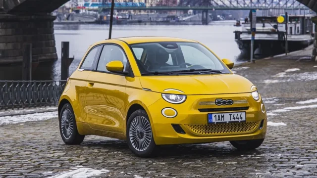 Fiat 500 po letech dostal benzinový motor. Italská ikona se prodává za 409 tisíc korun