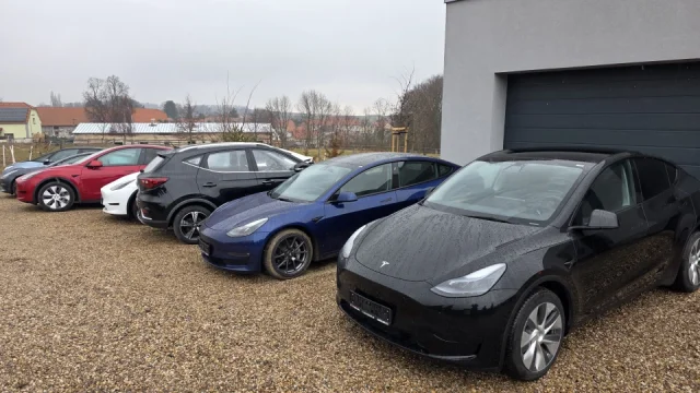 Ojetý elektromobil za 700 tisíc korun. Vyplatí se Tesla nebo Enyaq?