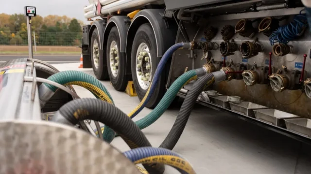 Z výroby až do nádrže. Víme, jakou cestu musí palivo podstoupit, než se dostane na čerpací stanici