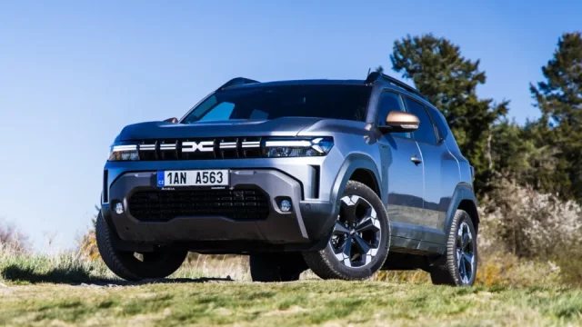Nová Dacia Duster je složitá jako orloj. Ujede i 1300 kilometrů a spojuje techniku z několika aut