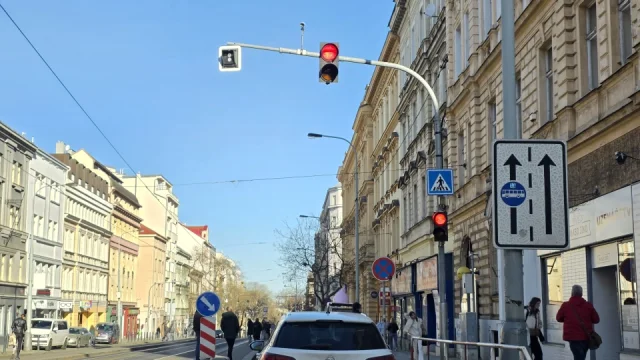 Tento semafor školí řidiče v Praze. Za jeho nepochopení můžete dostat pokutu až 25 000 Kč a 6 bodů