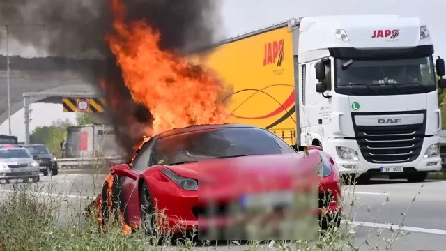 Ferrari 458 Italia hořelo na Pražském okruhu. Podívejte se, co z něj zbylo