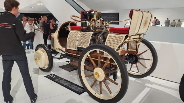 Čínské automobilky se pyšní revolucí. Realita je taková, že Porsche je předběhlo o více než sto let