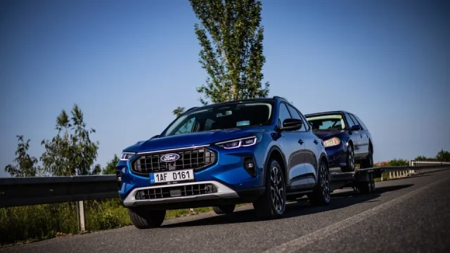 Hybridní SUV versus naložený přívěs. Naftový motor už není potřeba. Ford Kuga táhne jako lokomotiva