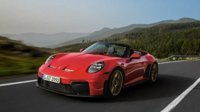 Manuál, atmosférický šestiválec a otevřené nebe nad hlavou. Porsche ukázalo model 911 GT3 S/C
