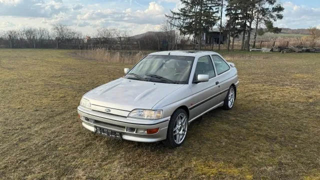 V Česku se prodává devadesátková raketa. Ojetý Ford Escort si namaže na chleba i novou Octavii