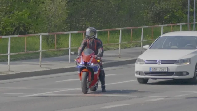 Tento zlozvyk může stát motorkáře vysokou pokutu. Zastavují na místech, kde nemají co dělat