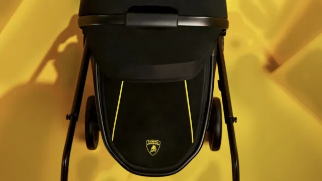 Lamborghini už neví, jak na lidech vydělat peníze. Představuje luxusní dětský kočárek za 80 tisíc