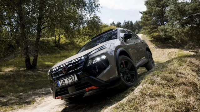 Modernizovaný Nissan X-Trail je levnější než Kodiaq. Má sedm míst a čtyřkolku teď nabízí zdarma