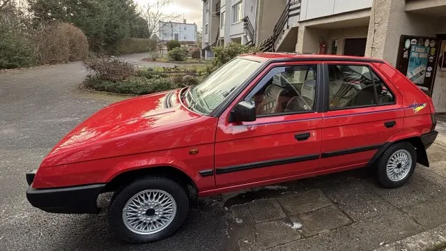 Vzácná Škoda Favorit Sport Line je na prodej. Cena není malá, ale takových aut bylo jen 3001 kusů