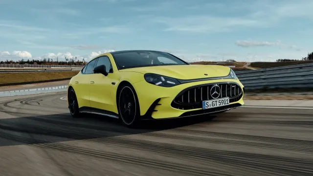 1169 koní a stovka za 2 sekundy. Mercedes představil nové AMG GT 4-Door Coupé bez osmiválce