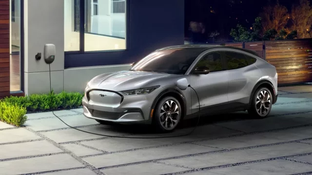 Ford Mustang Mach-E se za 10 minut nabije na 119 km jízdy
