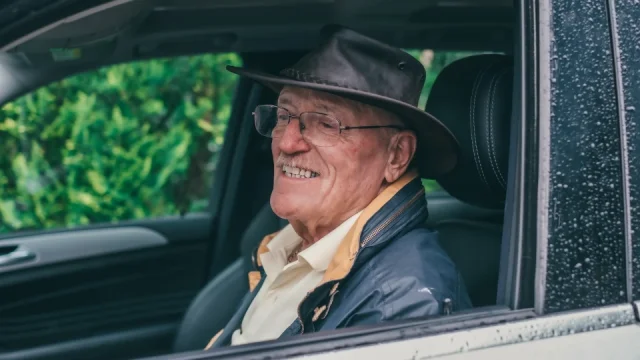 Seniorům za volantem se od ledna ulevilo. Prohlídky mají až v sedmdesáti a už nemusí vozit papír