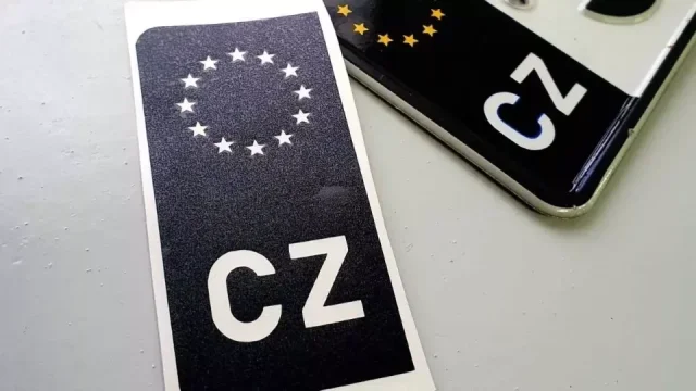 Černá nálepka na registrační značce může vyjít draho. Hrozí za ni vysoká pokuta a další horší sankce
