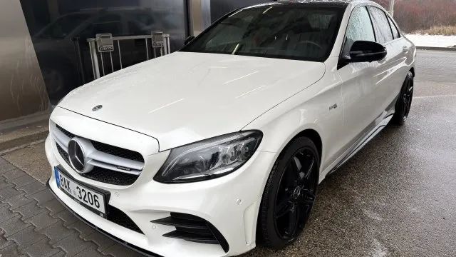 Mercedes-AMG C 43 je dokonalý univerzál. Je sportovní a zároveň řidiče hýčká pohodlím