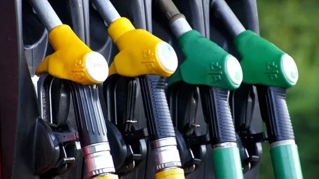 Dvojí cena nafty: Bizarní diskriminace řidičů jde proti EU. Víme, jak drahotu řeší okolní státy