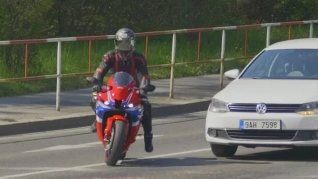 Konec věčným dohadům: Zjistili jsme, kdy motorkáři mohou v kolonách legálně předjíždět