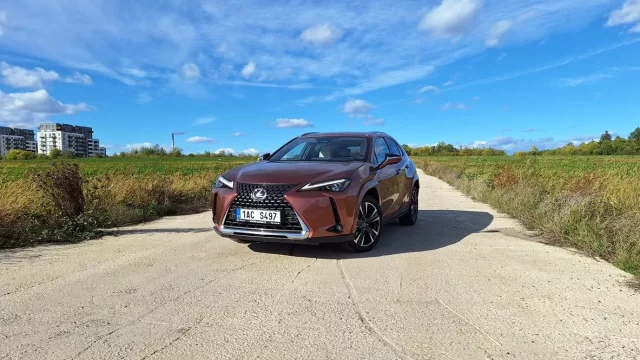 Žehlička dálnic i okresek. Lexus UX 300h nabídne reálný komfort a skutečně vypiplané pohonné ústrojí