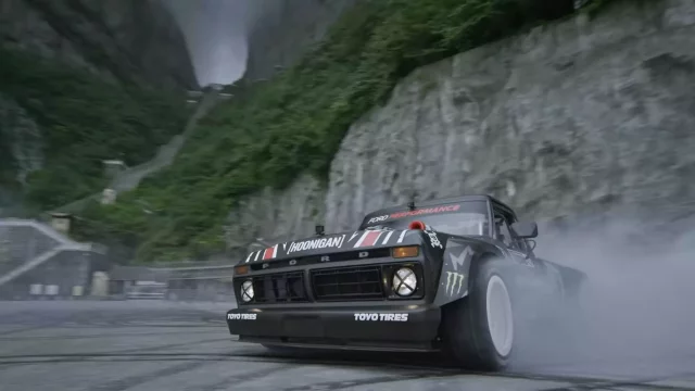 Ken Block driftuje na Nebeskou bránu v Hoonitrucku o výkonu 914 koní