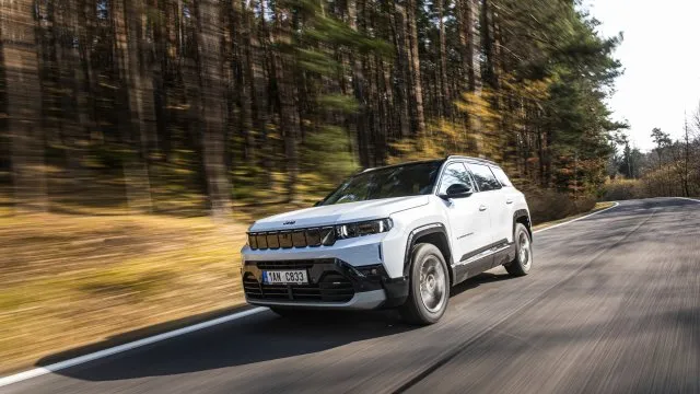 Řídili jsme prostorné SUV za rozumnou cenu. Nový Jeep Compass stojí od 739 900 Kč