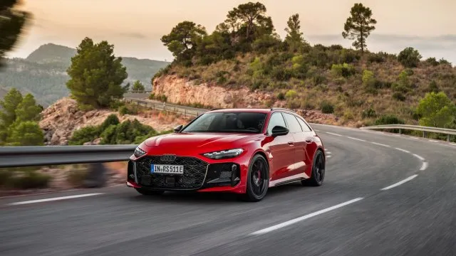 Nové Audi RS 5 oficiálně: Má obrovský výkon 639 koní. Baterkám pod kapotou se ale nevyhnulo