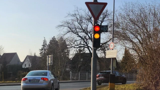 Podivná zelená šipka na semaforu mate české řidiče. Za její neznalost hrozí vysoká pokuta