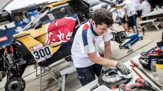 Peugeot 3008DKR Maxi v odpočinkovém dni na prvním a druhém místě Rallye Dakar 2018