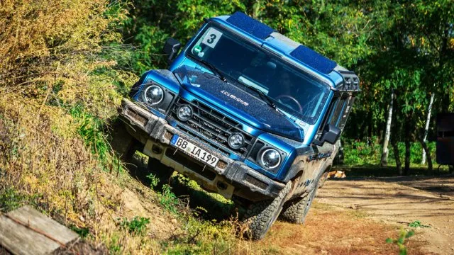 Metr vody, brutální kopce a hluboké bahno. Tento britský offroad se nezalekl vůbec ničeho