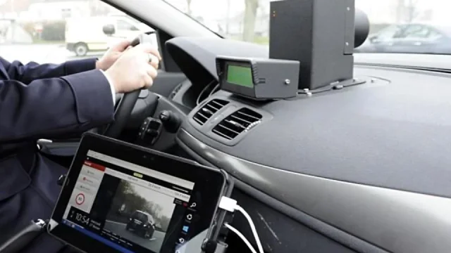 Až 500 přestupků za 3 hodiny. Policisté za rychlost už auta nezastavují, ale rovnou posílají pokuty