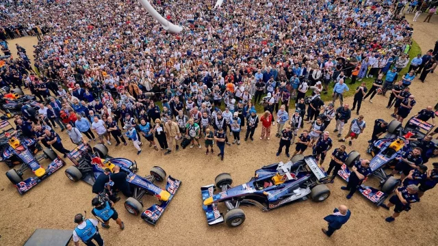 Od energetického nápoje až po vrchol motorsportu. Red Bull Racing má za sebou neuvěřitelnou historii. Letos slaví 20 let