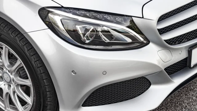 Tohle Česko ještě nevidělo. Luxusní auto má stočený tachometr o 650 tisíc km. Pochází ze Slovenska