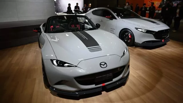 Mazda představila dvě sportovní lahůdky, okruhovou MX-5 RS a nabroušenou trojku