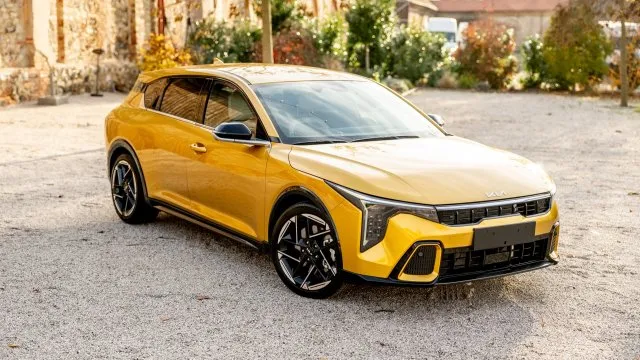 Konečně nové normální auto za lidové peníze. Kia začala prodávat model K4 s tradičním motorem