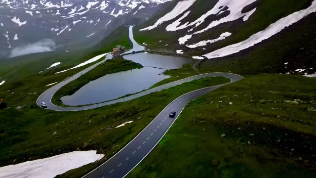 Nejhezčí silnici v alpách najdete v Rakousku. Grossglockner je životním zážitkem, ale vyjde draho