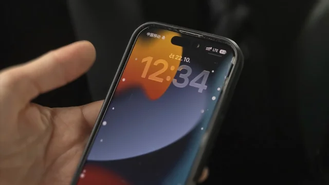 Konec nevolnosti v autě. Většina nových telefonů má funkci, o které málokdo ví