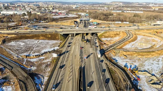 Kritika policie, nestíhající silničáři a další uzavírka. Chaotické křížení dálnic způsobuje problémy