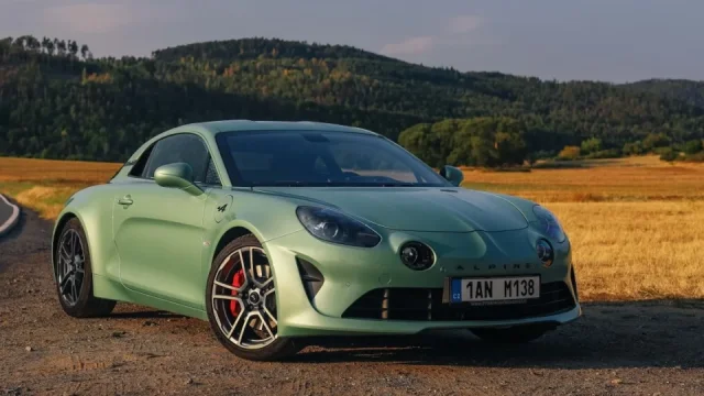 Alpine A110 je budoucí klasika, za kterou se ohlédne každý. Potěší hlavně nadšené řidiče